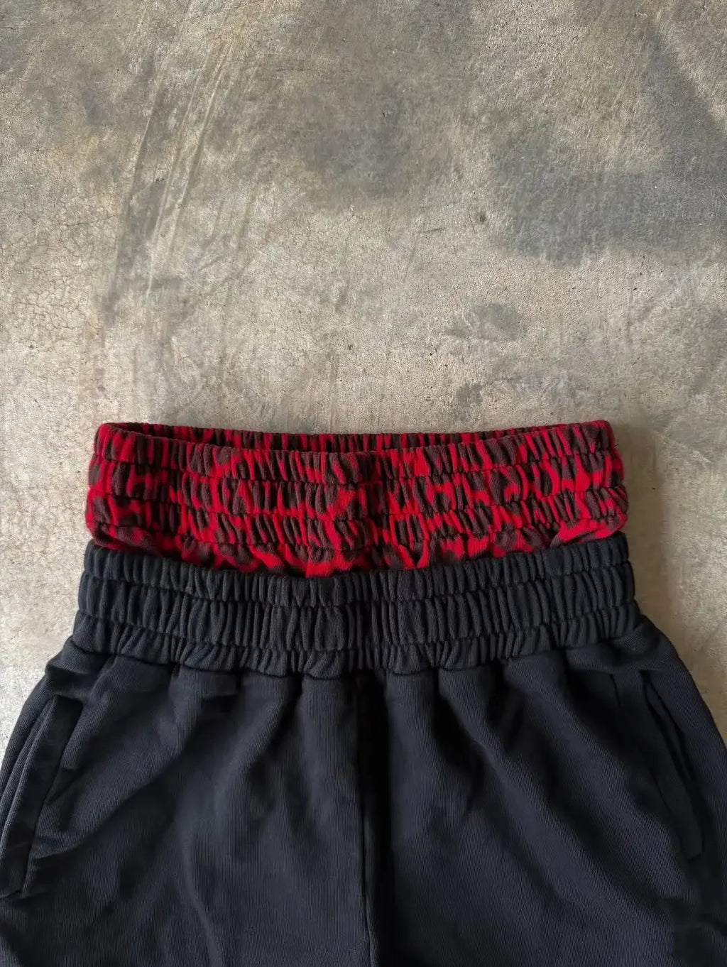 Rote Samthose