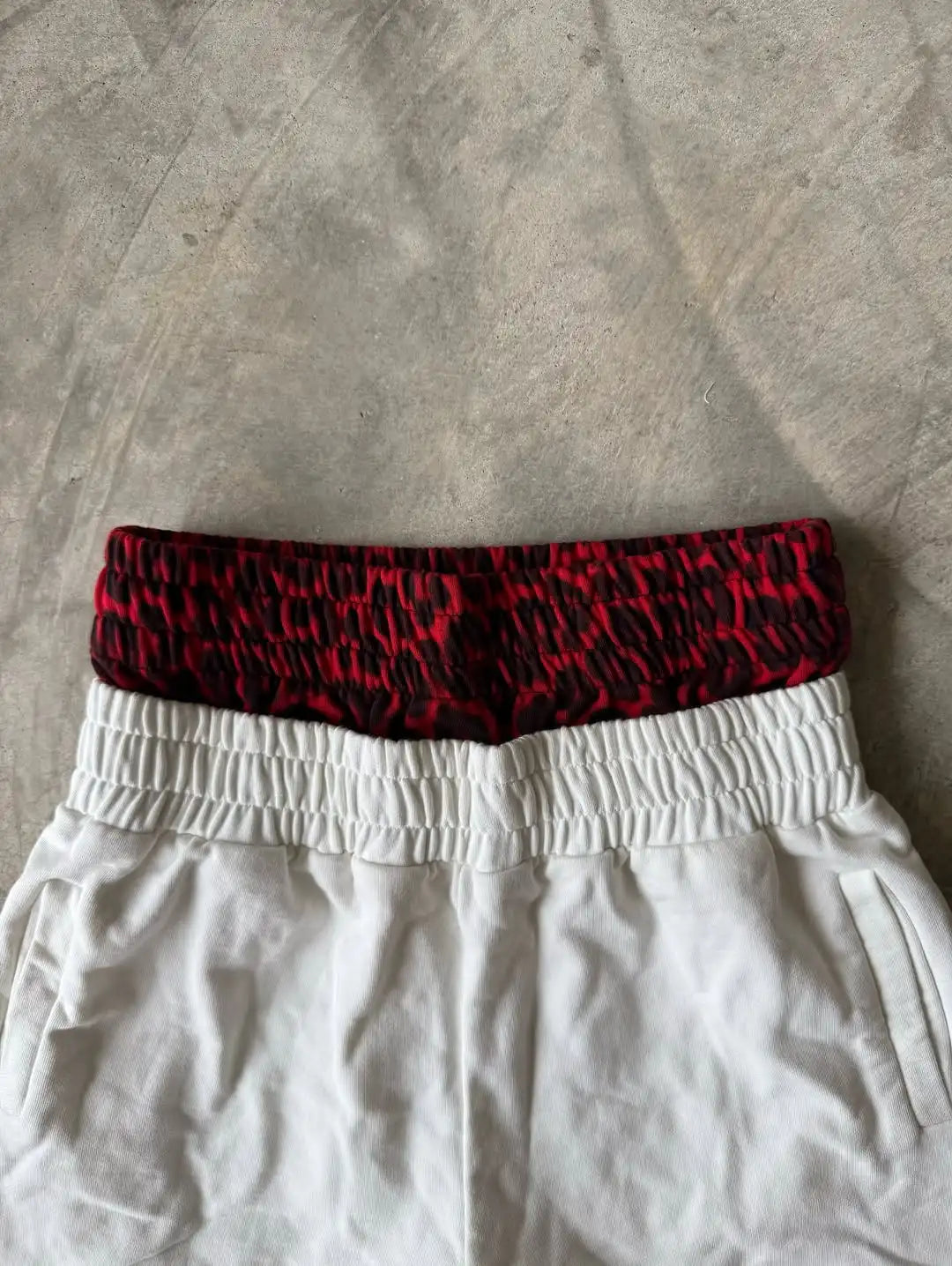 Rote Samthose
